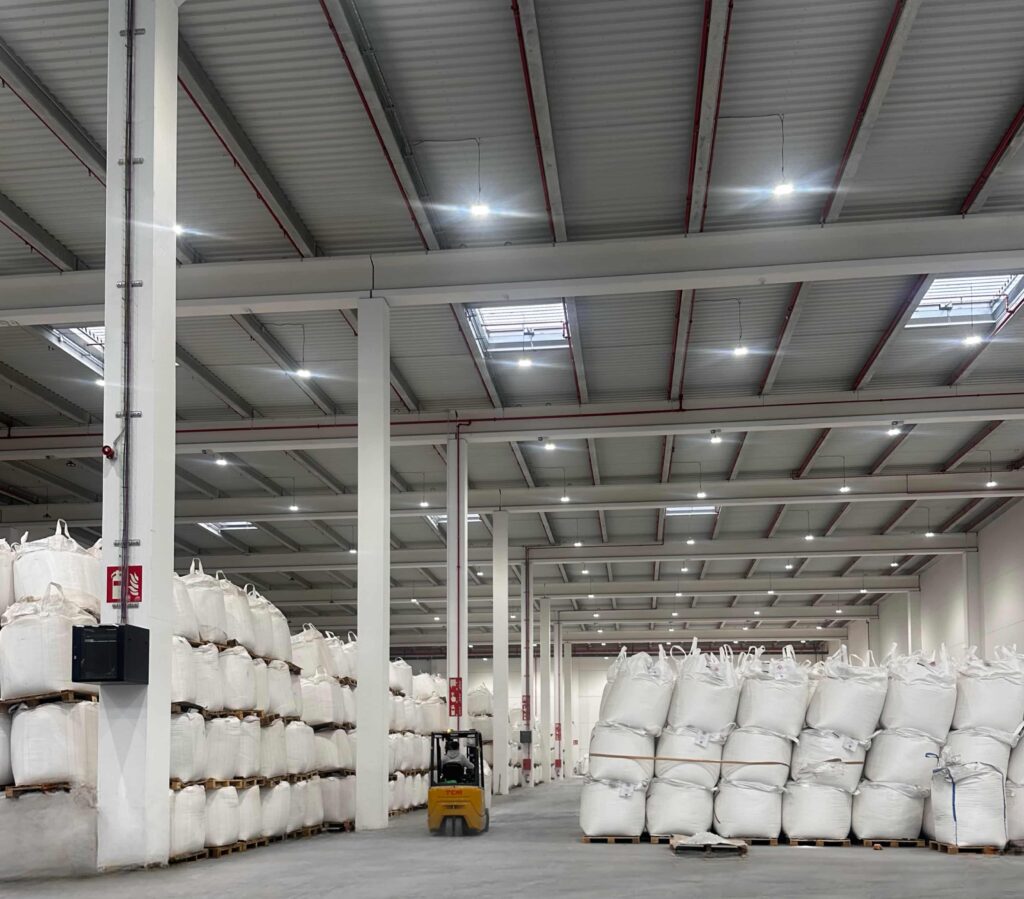 Mercancías paletizadas en almacén logístico de Picking & Docks